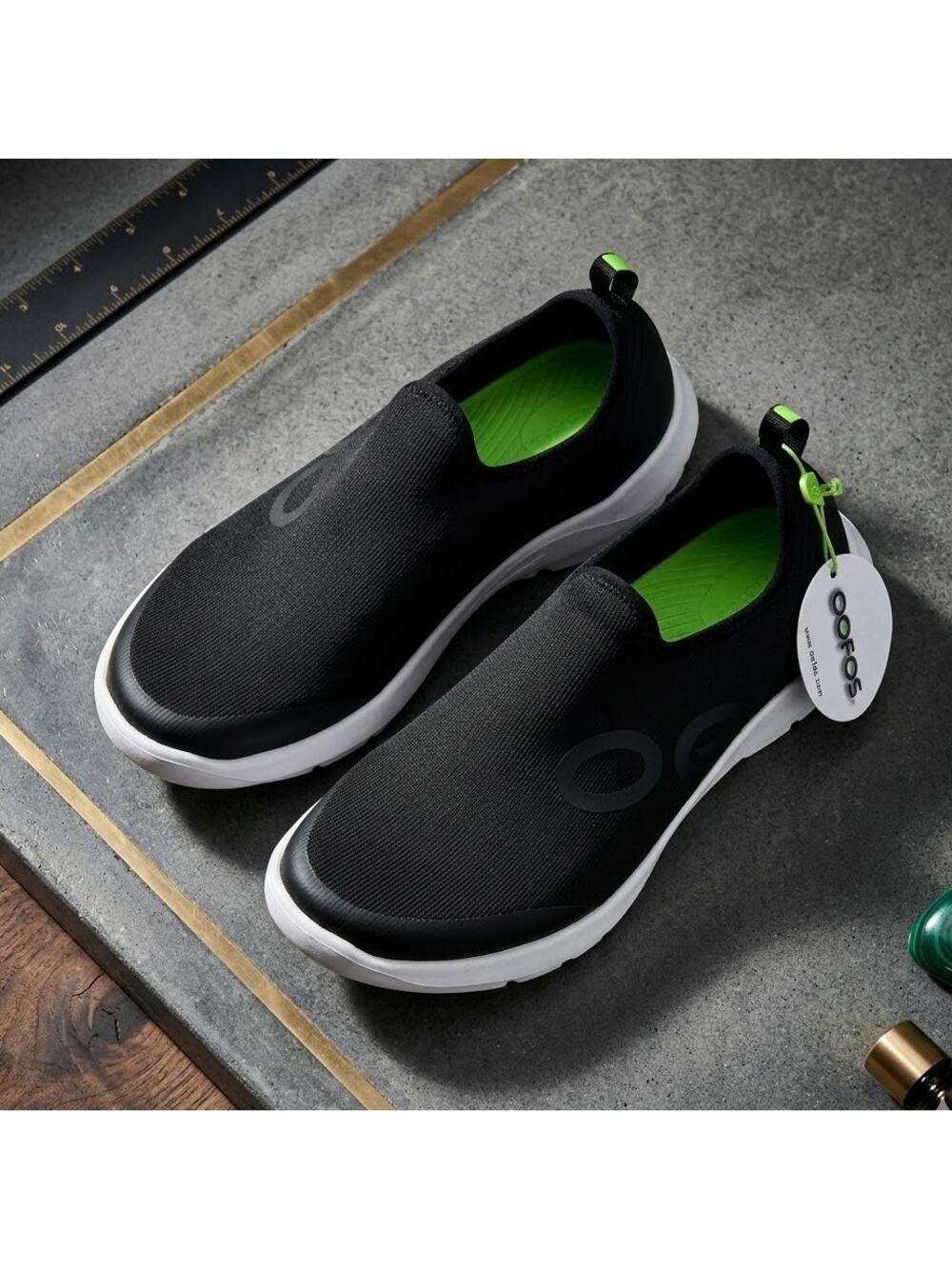 NWT OOFOS OOMG Sport Men's Size 9 EU 42 Black White Recovery Slip-On Shoes